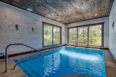 Image de Cabin w/ Indoor Pool, Theater Room, Arcade & Room for 12 Near Pigeon Forge