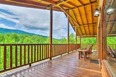 Image de Gatlinburg Cabin w/ Home Theater & Hot Tub!