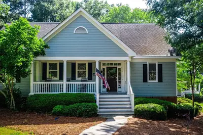 Image de Sharing good vibes in this 3 Br 2 1/2 Bath Cottage