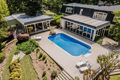 Image de Windsor Estate overlooking the lake