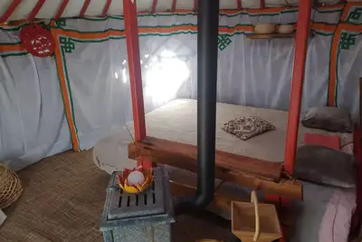 Image de Chambre d'hôte dans une yourte entre forêt et prairie.