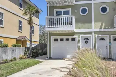 Image de 2 min walk to the beach from our Ocean Escape Jax Beach 3br home!