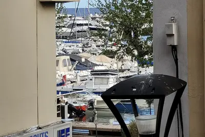 Image de Studio avec vue sur le port de Golfe Juan