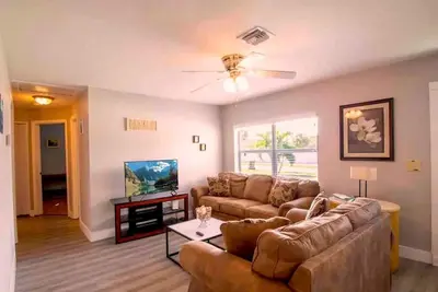 Image de 1 mile to beach! Close To Atlantic Ave! Pet friendly! Private Parking 4 cars!