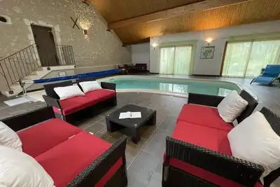 Image de Gite 4* Roses proche zoo de Beauval Chenonceau Tours avec une piscine intérieure
