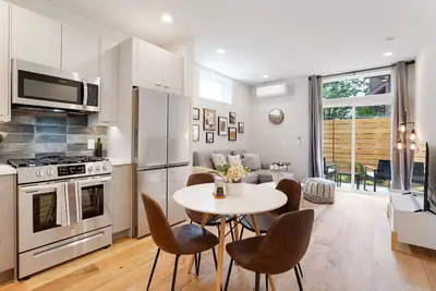 Image de Perch - Wallingford Place: Modern & Cozy Townhome w/ Parking & A/C