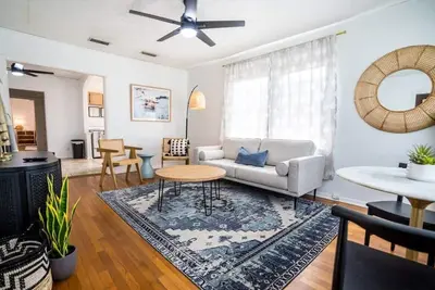 Image de Charming Riverside Retreat 1/1 - Near 5 Points #4