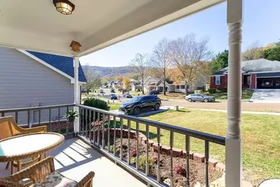Image de Huntsville home with mountain view
