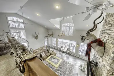 Image de Cozy chalet with stunning views. Steps to slopes, ropes, golf and hiking trails