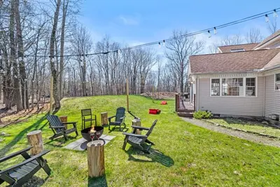 Image de Bright fun home w/HotTub, Pet frndly, Bbq & more!