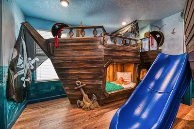 Image de Pirate Lux Villa w/ Pool, Spa & Arcades, Near Disney, coffee, waffles bar