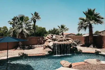 Image de Resort Style Heated Pool close to Entertainment