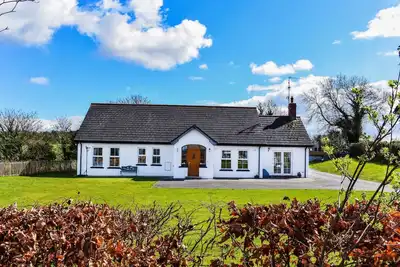 Image de Entire House - Sleeps 14-Traditionelle-Maison-Vue sur Jardin-Salle de bain pr. . .