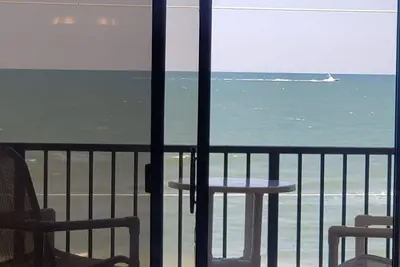 Image de 3br/2ba Oceanfront retreat for 8. Spacious, updated, pool, and beach views.