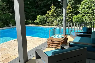 Image de Cottage with Large Pool on 30 Wooded Acres, 90 Minute Train from Nyc