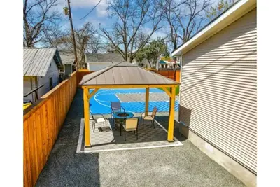 Image de Stylish, Cozy, Spacious ~ 5★ Location ~ Pool Table