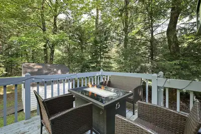 Image de Cozy Contemporary Pocono Getaway! Pet-Friendly!