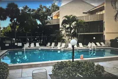 Image de Sleeps 6, walk to beach 1/2 mile, restaurants/bars - New reno, 2 bed/2 bath