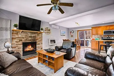 Image de Lakefront Winter getaway with hot tub & firepit