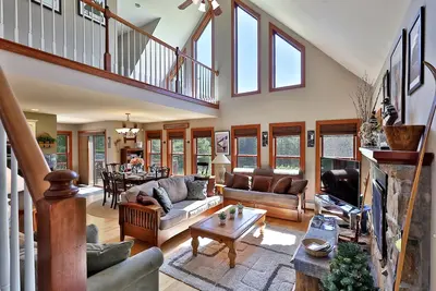 Image de Cortina Mountain Chalet - Outdoor Hot Tub - Close to Pico and Killington Mountains