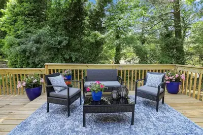 Image de Summer Special: Close to Everything, remodeled 3 bdrm house, large deck & yard