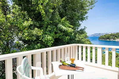 Image de Apartments & Rooms Mara & Petrunjela - One Bedroom Apartment with Balcony and Sea View