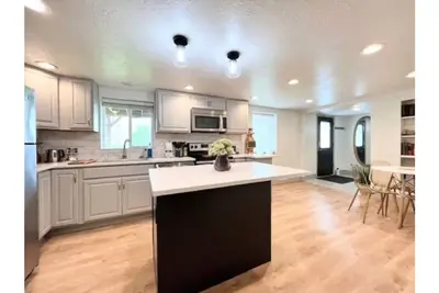 Image de Cozy Bountiful Abode- 3bd\/1bth private bsmt\/bkyd.