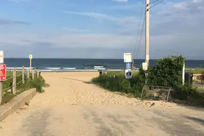 Image de Top Floor Beach Getaway-Huge Patio-60 steps to Sand- Shore Four D