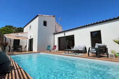Image de Villa avec piscine chauffée Mer et forêt!