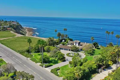 Image de California Dream Bluff home on over an acre of flat land & the water @ your feet