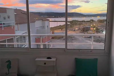 Image de 5 mns à pied de la plage avec très belle vue sur le port et les étangs