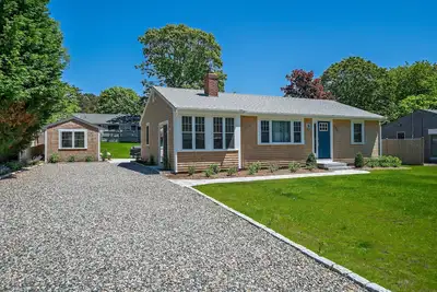 Image de Newly Renovated! Less than 1 mile from the beach.