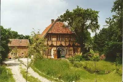 Image de Fachwerkhof donnant résine et Leinebergland. Tanzlinde
