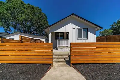 Image de New Charming Windsor Home