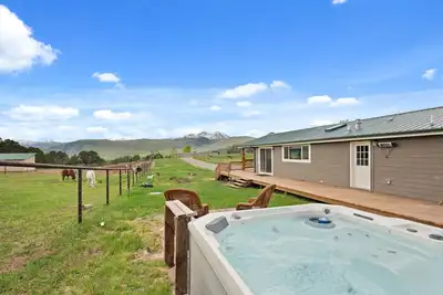 Image de Piñon Hollow | Retreat w/ Hot Tub & Mtn Views
