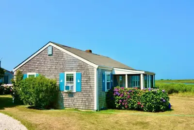 Image de Walk to Cisco/ Charming cottage and garage apt on Hummock Pond