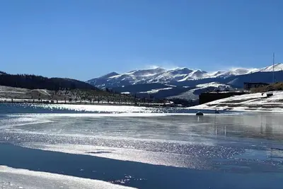 Image de Stylish Mountain Condo w/Fireplace on Lake Dillon