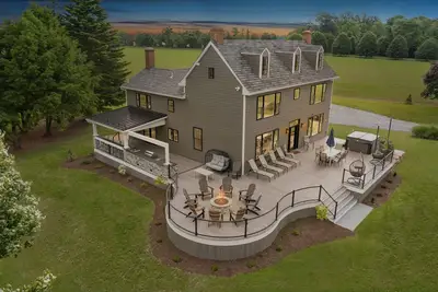 Image de Langford Creek Estate | Waterfront w/ Hot Tub + Deck!