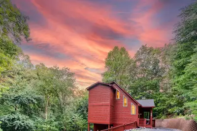 Image de Family Cabin Near Dwtn Ellijay - Hot Tub, Fire Pit, Screened Porches + Pools