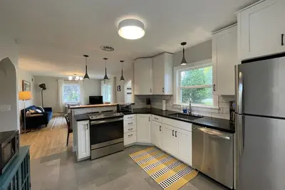 Image de Two Bdrm, modern, large yard, fire pit, walk to West Bay, near dwtn TraverseCity