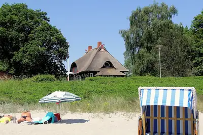 Image de Maison très bien située, front de mer, toit de chaume, jardin avec vieux arbres
