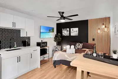 Image de ModernTropic Cottage w/ Private Fenced Yard & 4ktv