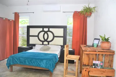 Image de Comfortable queen room with jungle view - 10 min from the beach