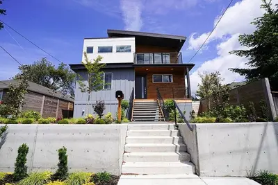 Image de New House with Chef's Kitchen and Spa-like Suite
