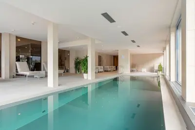 Image de Appartement avec climatisation, Wifi, bain Ă remous, piscine, Tv, balcon, vue panoramique, parking