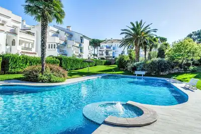 Joli appartement pour 5 personnes avec Wifi, piscine, Tv, terrasse et parking
