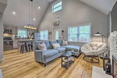 Image de Near Lakes & Resorts: Pet-Friendly Long Pond Abode