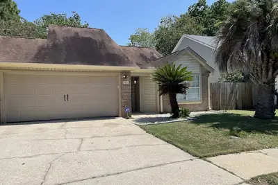 Image de 2 bedroom home located approximately 10 minutes from the beach!