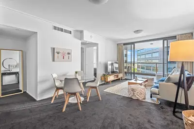 Image de Top of the Town! 2Bed/2Bath/1Car/Pool/Views ~ Cbd