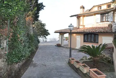Image de La Villa Augustus avec des vues spectaculaires sur le lac de Bracciano 30 km de Rome